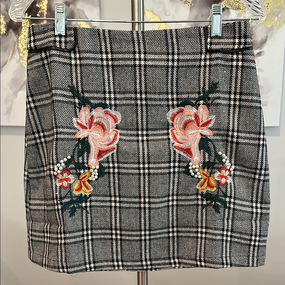 Promesa Black and White Skirt with Floral Embroidery for Work (waist 30in)